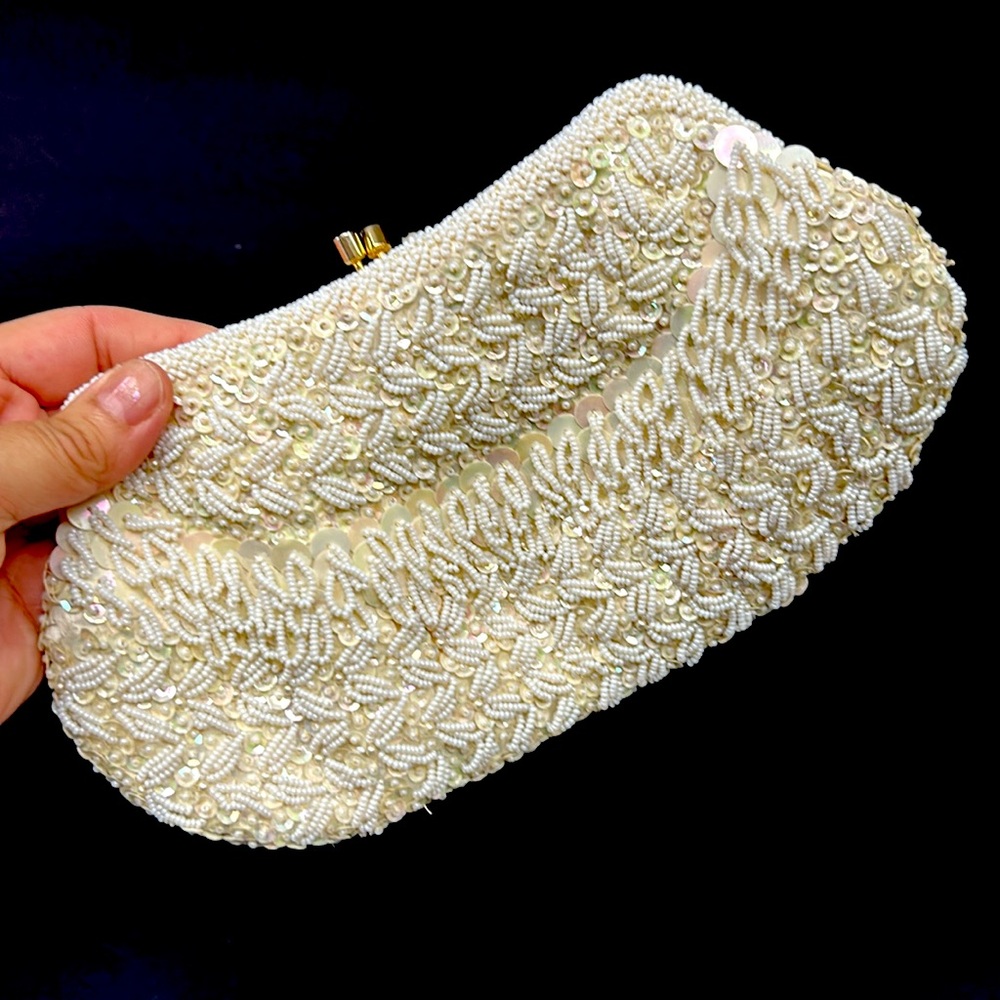 Vintage 9x4x5 hinged ivory and iridescent beaded clutch purse “SIMPSON’S”label